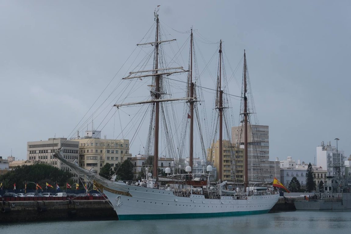FOTOS: Colas y gran expectación para visitar el Juan Sebastián de Elcano en Cádiz