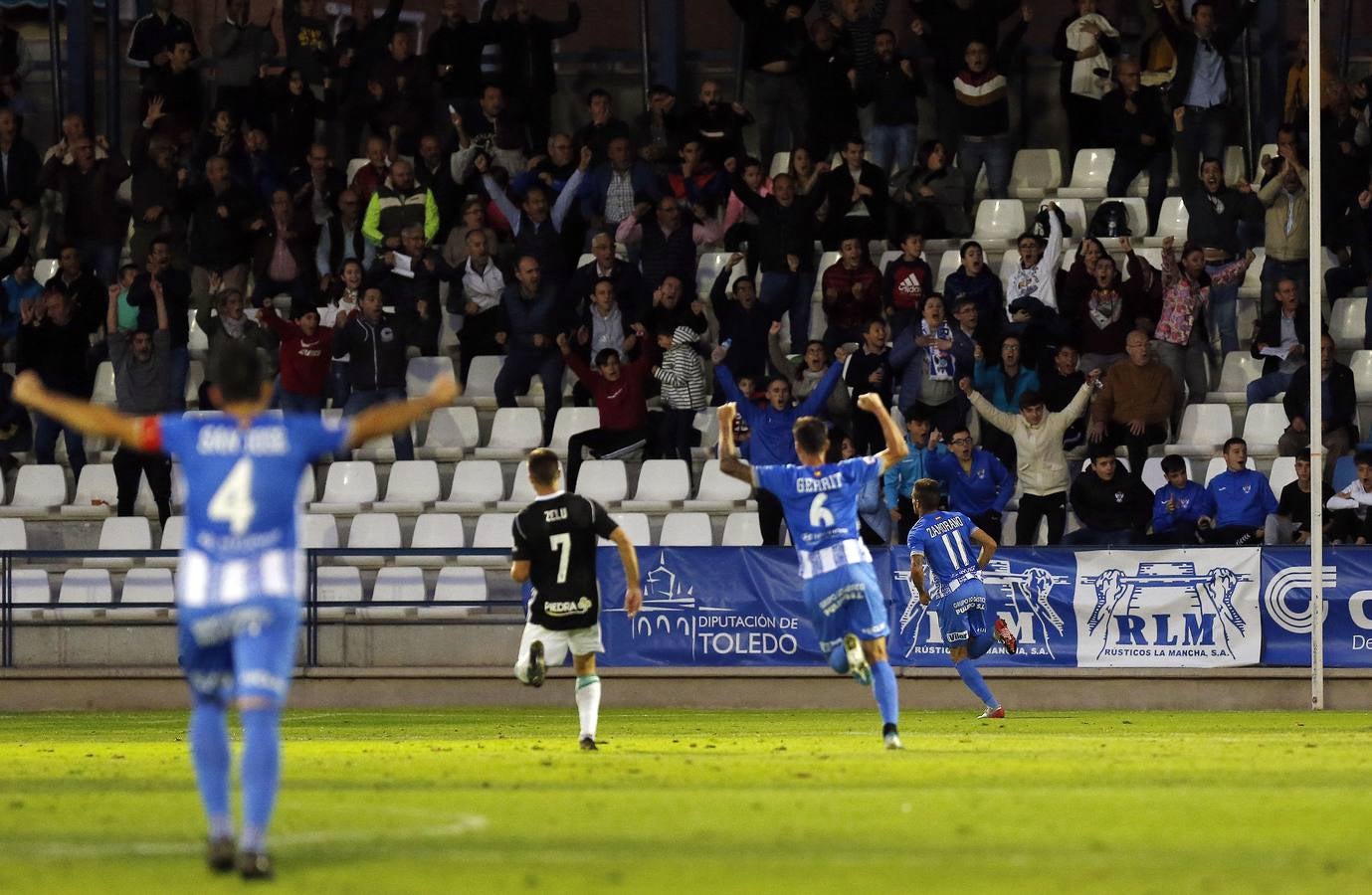 La afición desplazada y las jugadas del Talavera-Córdoba CF, en imágenes