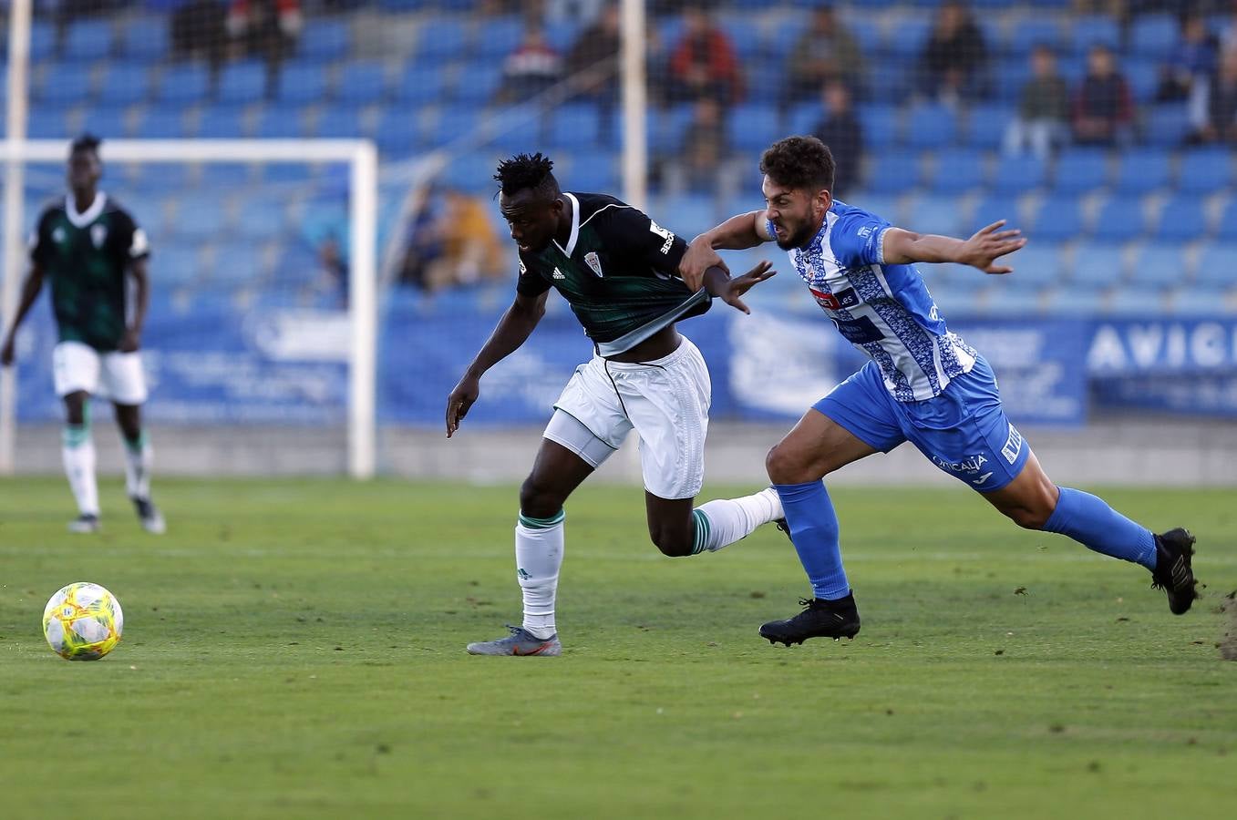 La afición desplazada y las jugadas del Talavera-Córdoba CF, en imágenes