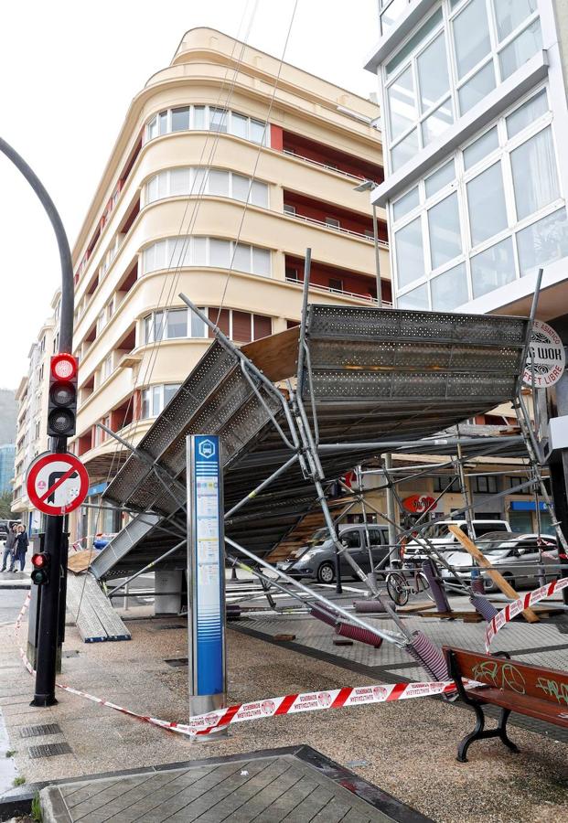 Un andamio derribado por las fuertes rachas de viento junto a la playa de la Zurriola de San Sebastián.. 