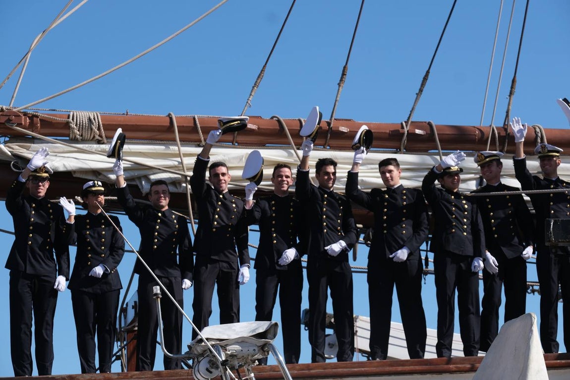 FOTOS: Cientos de personas dicen adiós al Juan Sebastián de Elcano en el muelle de Cádiz
