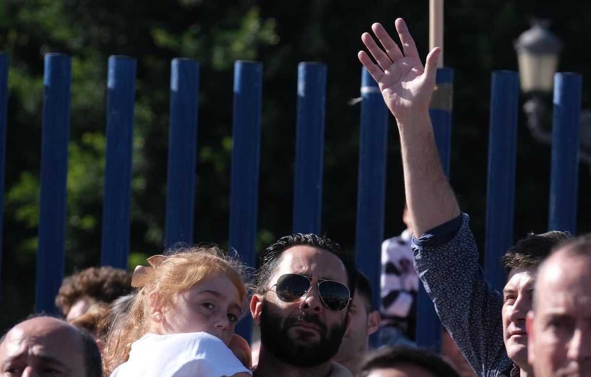FOTOS: Cientos de personas dicen adiós al Juan Sebastián de Elcano en el muelle de Cádiz