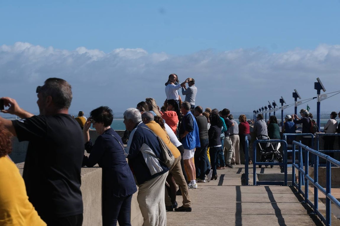 FOTOS: Cientos de personas dicen adiós al Juan Sebastián de Elcano en el muelle de Cádiz