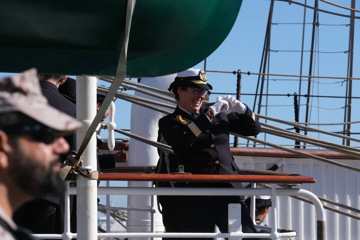 FOTOS: Cientos de personas dicen adiós al Juan Sebastián de Elcano en el muelle de Cádiz