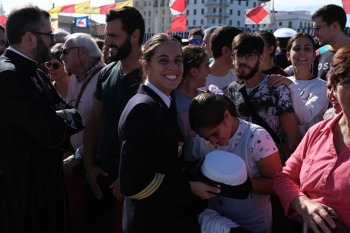 FOTOS: Cientos de personas dicen adiós al Juan Sebastián de Elcano en el muelle de Cádiz