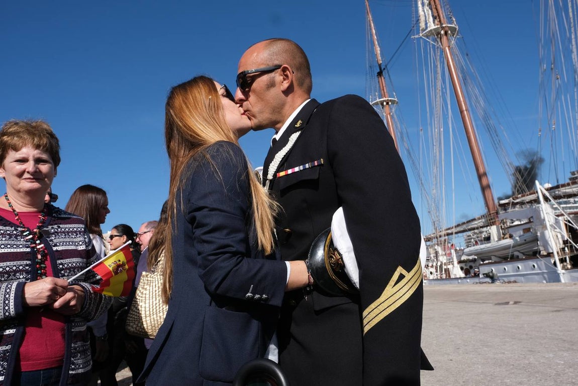 FOTOS: Cientos de personas dicen adiós al Juan Sebastián de Elcano en el muelle de Cádiz