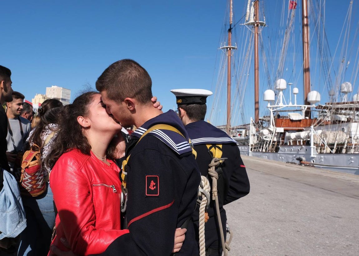 FOTOS: Cientos de personas dicen adiós al Juan Sebastián de Elcano en el muelle de Cádiz