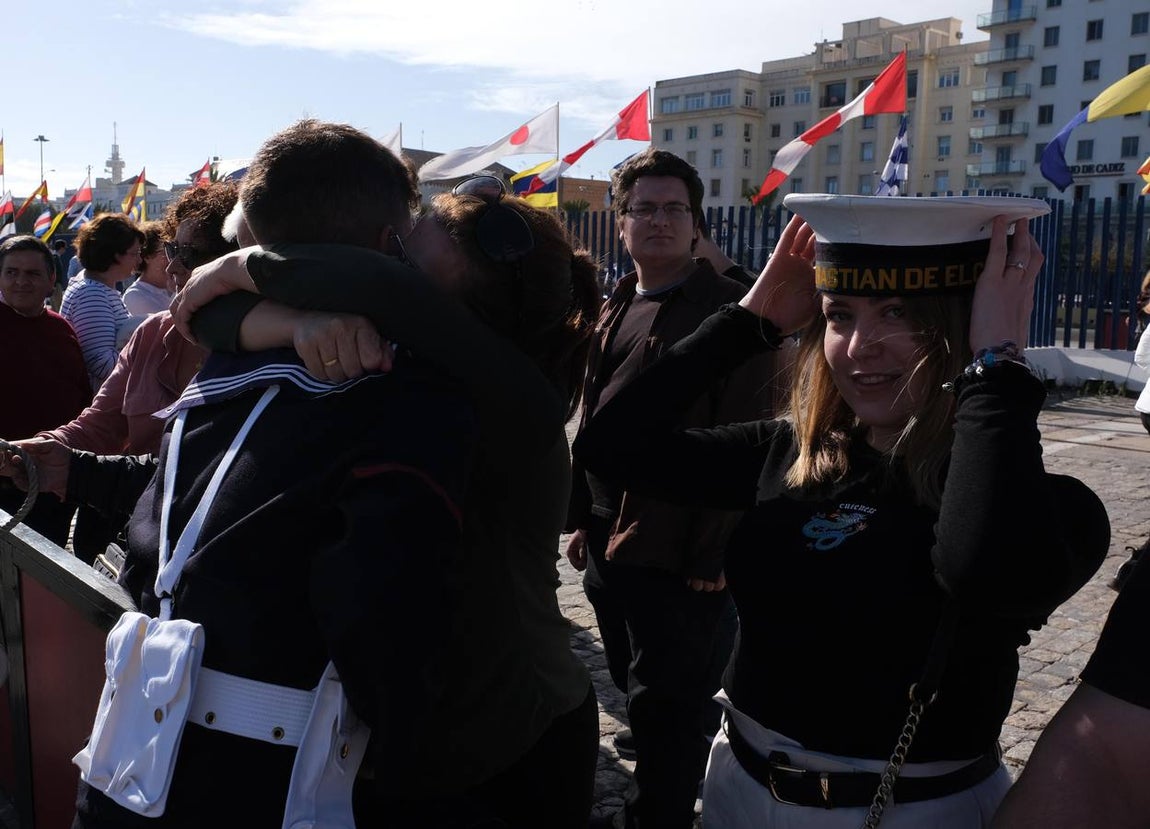 FOTOS: Cientos de personas dicen adiós al Juan Sebastián de Elcano en el muelle de Cádiz