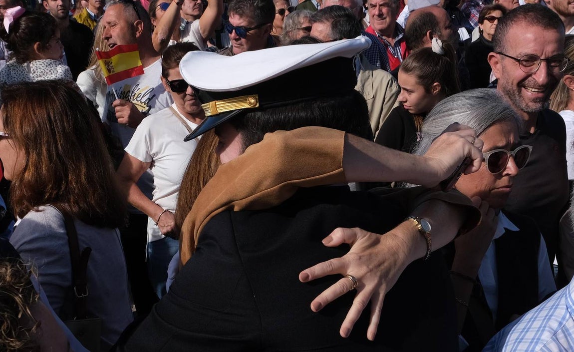 FOTOS: Cientos de personas dicen adiós al Juan Sebastián de Elcano en el muelle de Cádiz