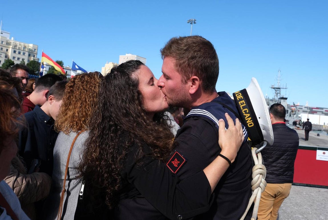 FOTOS: Cientos de personas dicen adiós al Juan Sebastián de Elcano en el muelle de Cádiz