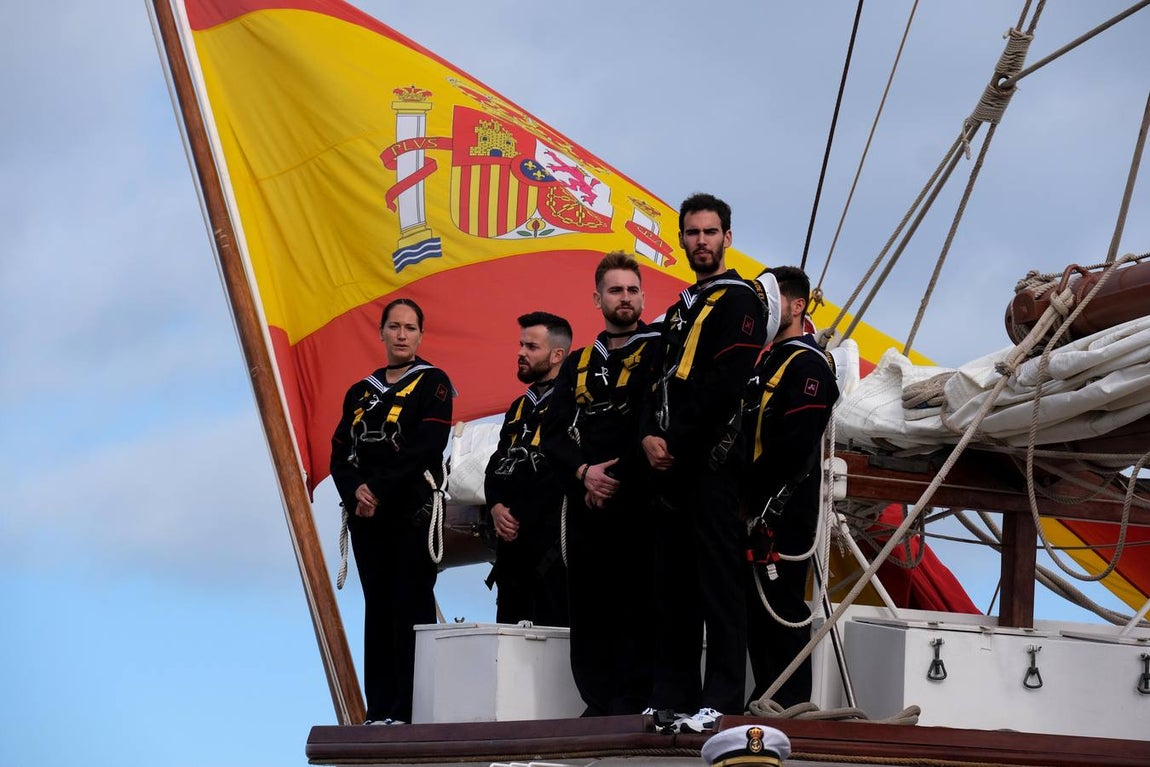 FOTOS: Cientos de personas dicen adiós al Juan Sebastián de Elcano en el muelle de Cádiz