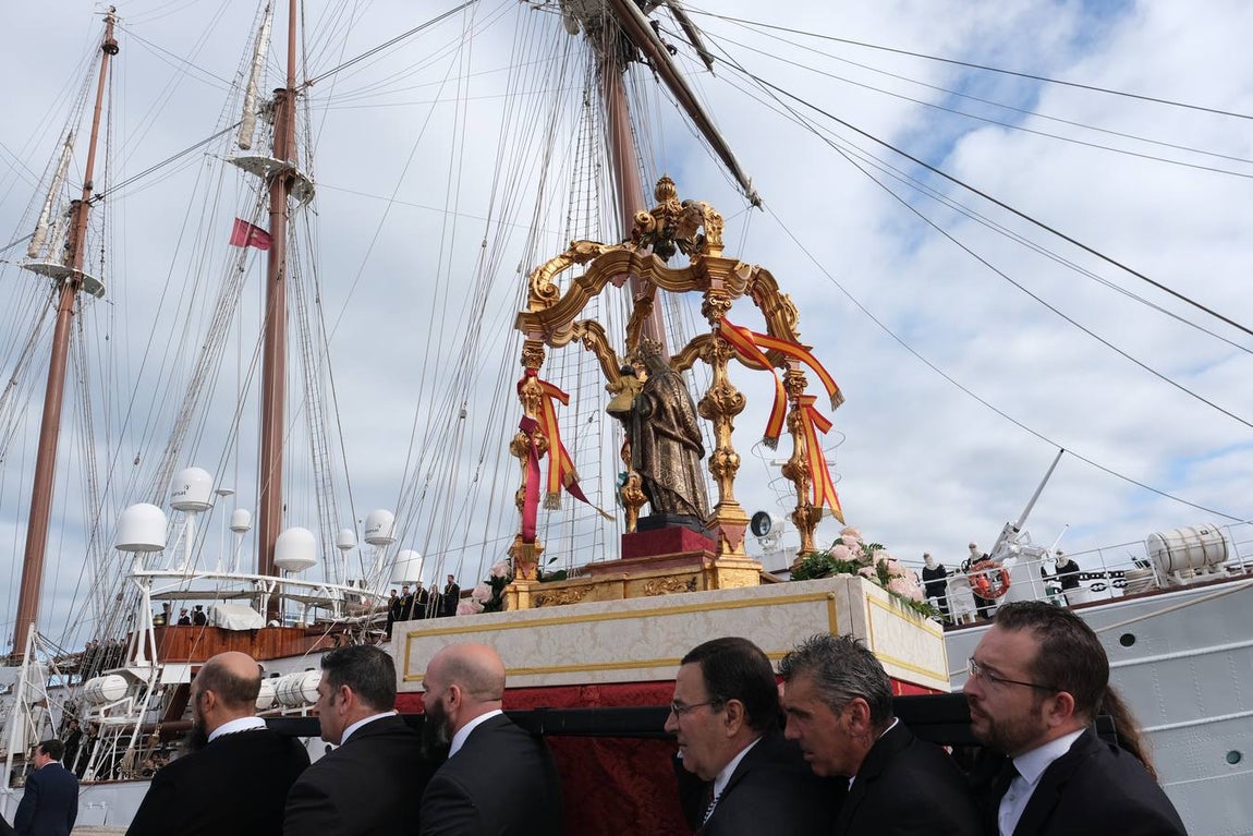 FOTOS: Cientos de personas dicen adiós al Juan Sebastián de Elcano en el muelle de Cádiz