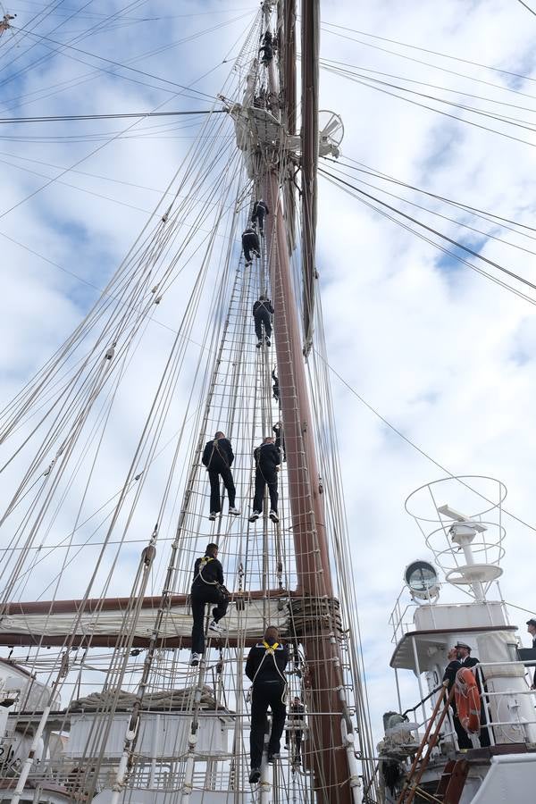 FOTOS: Cientos de personas dicen adiós al Juan Sebastián de Elcano en el muelle de Cádiz