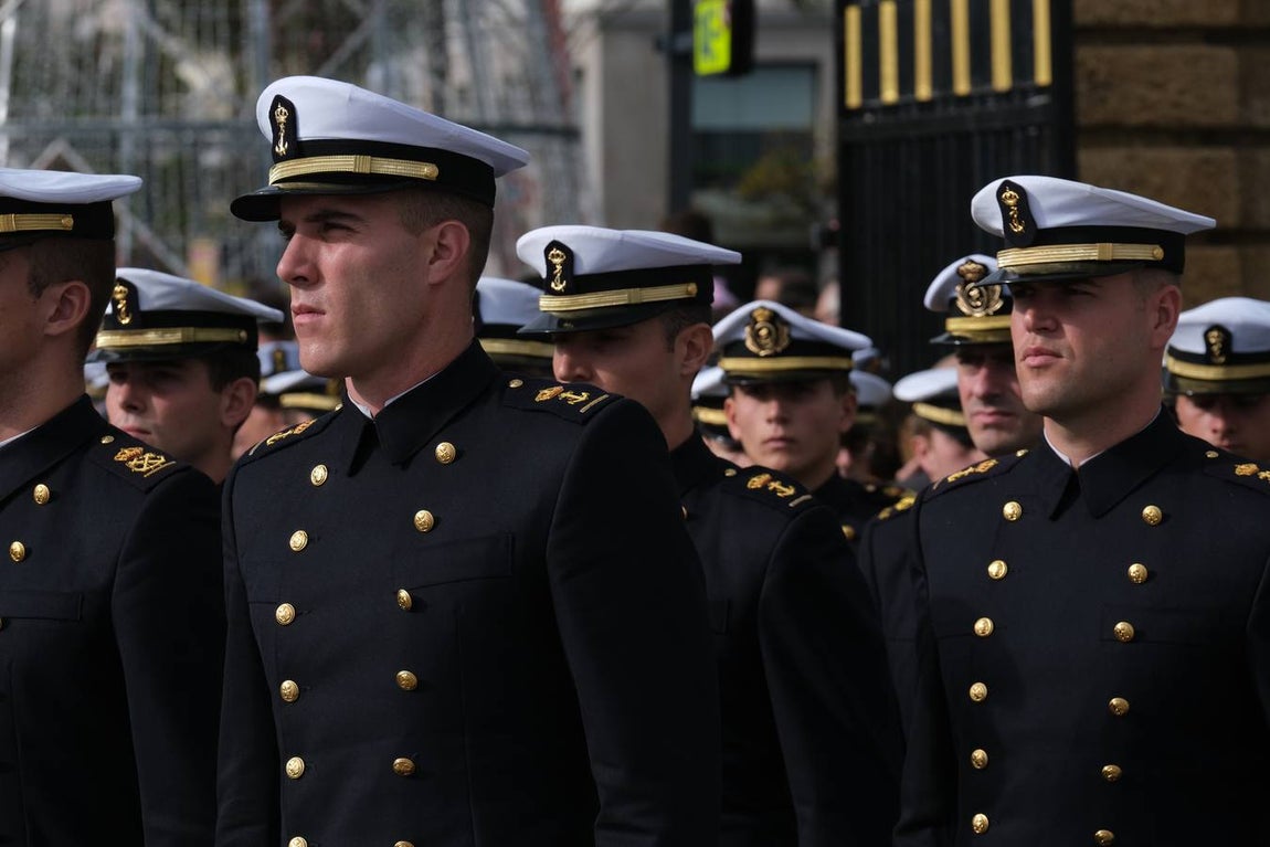 FOTOS: Cientos de personas dicen adiós al Juan Sebastián de Elcano en el muelle de Cádiz
