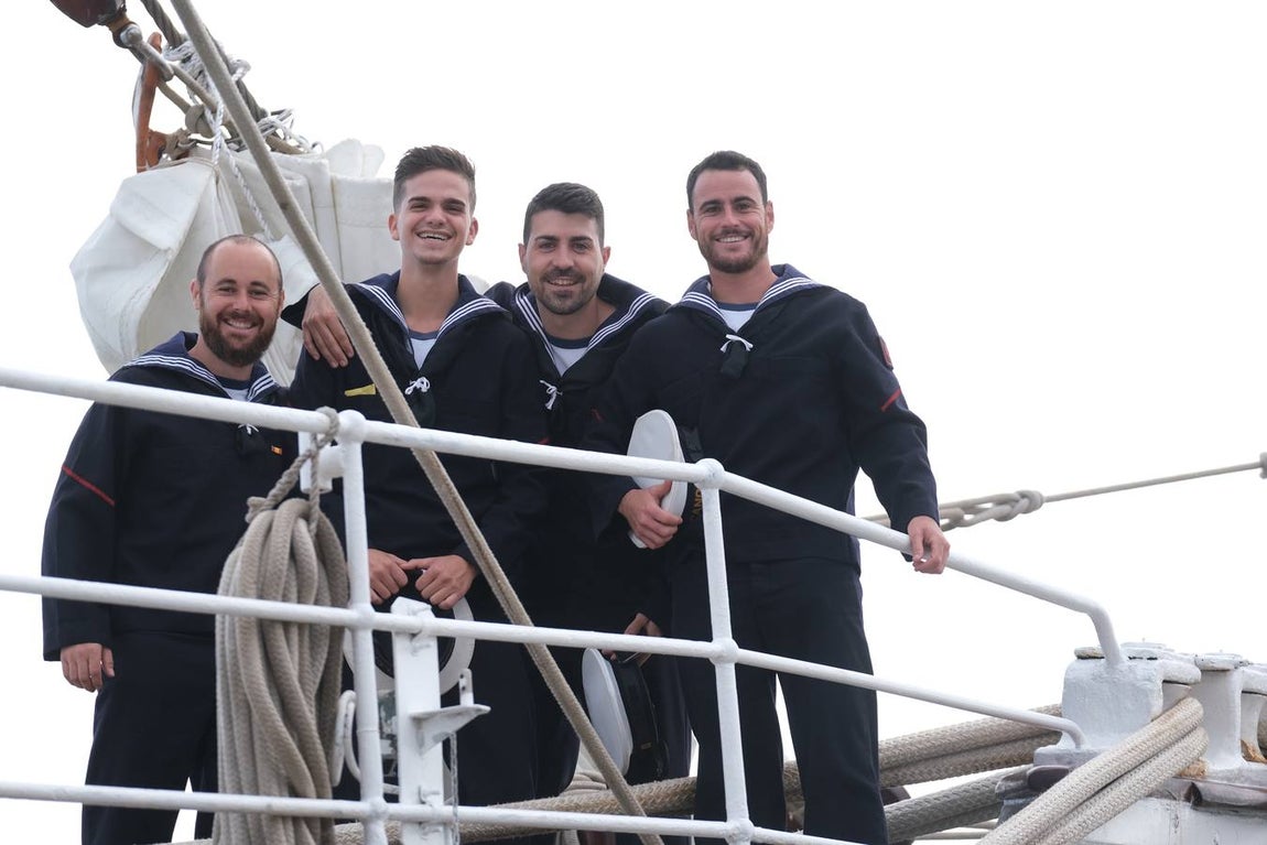 FOTOS: Cientos de personas dicen adiós al Juan Sebastián de Elcano en el muelle de Cádiz