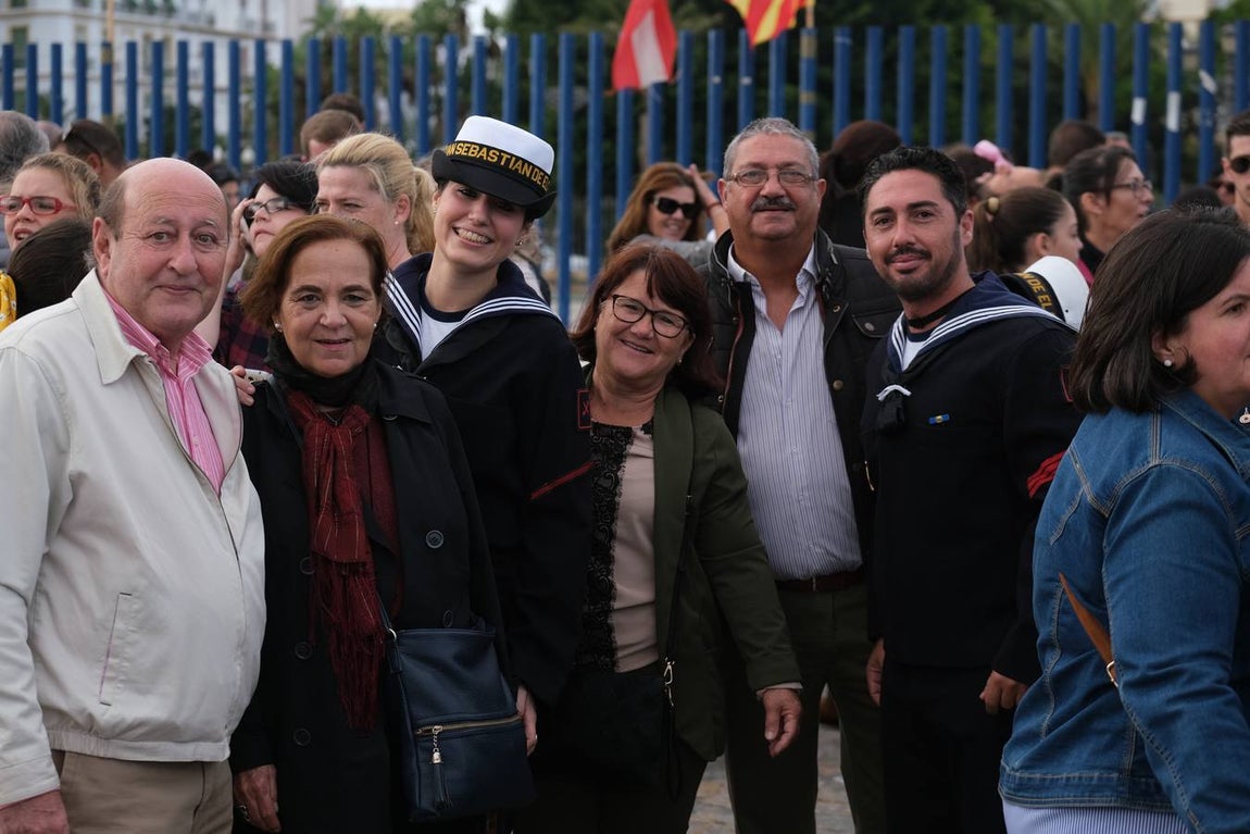 FOTOS: Cientos de personas dicen adiós al Juan Sebastián de Elcano en el muelle de Cádiz