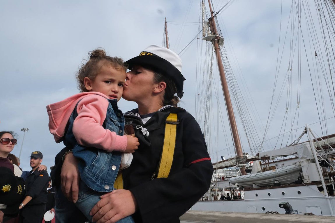 FOTOS: Cientos de personas dicen adiós al Juan Sebastián de Elcano en el muelle de Cádiz