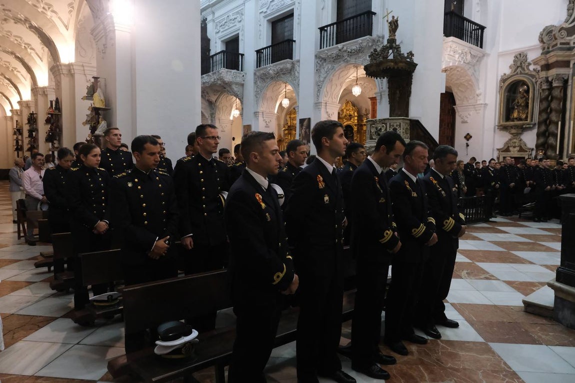 FOTOS: Cientos de personas dicen adiós al Juan Sebastián de Elcano en el muelle de Cádiz