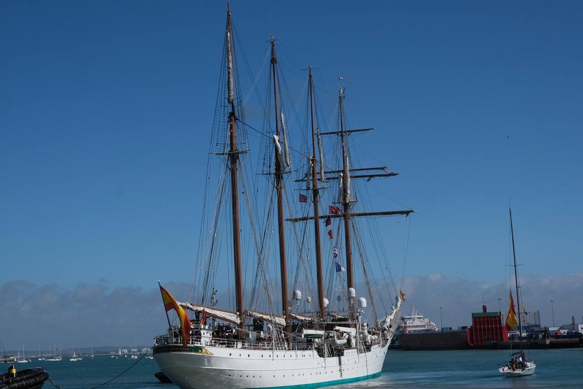 FOTOS: Cientos de personas dicen adiós al Juan Sebastián de Elcano en el muelle de Cádiz