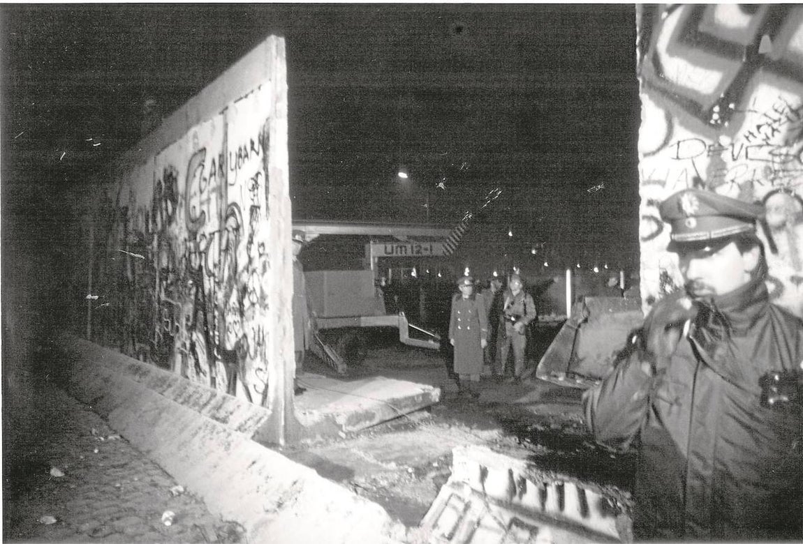 Policías de Alemania Oriental hacen guardia junto al Muro de Berlín después de su caída. ABC. 