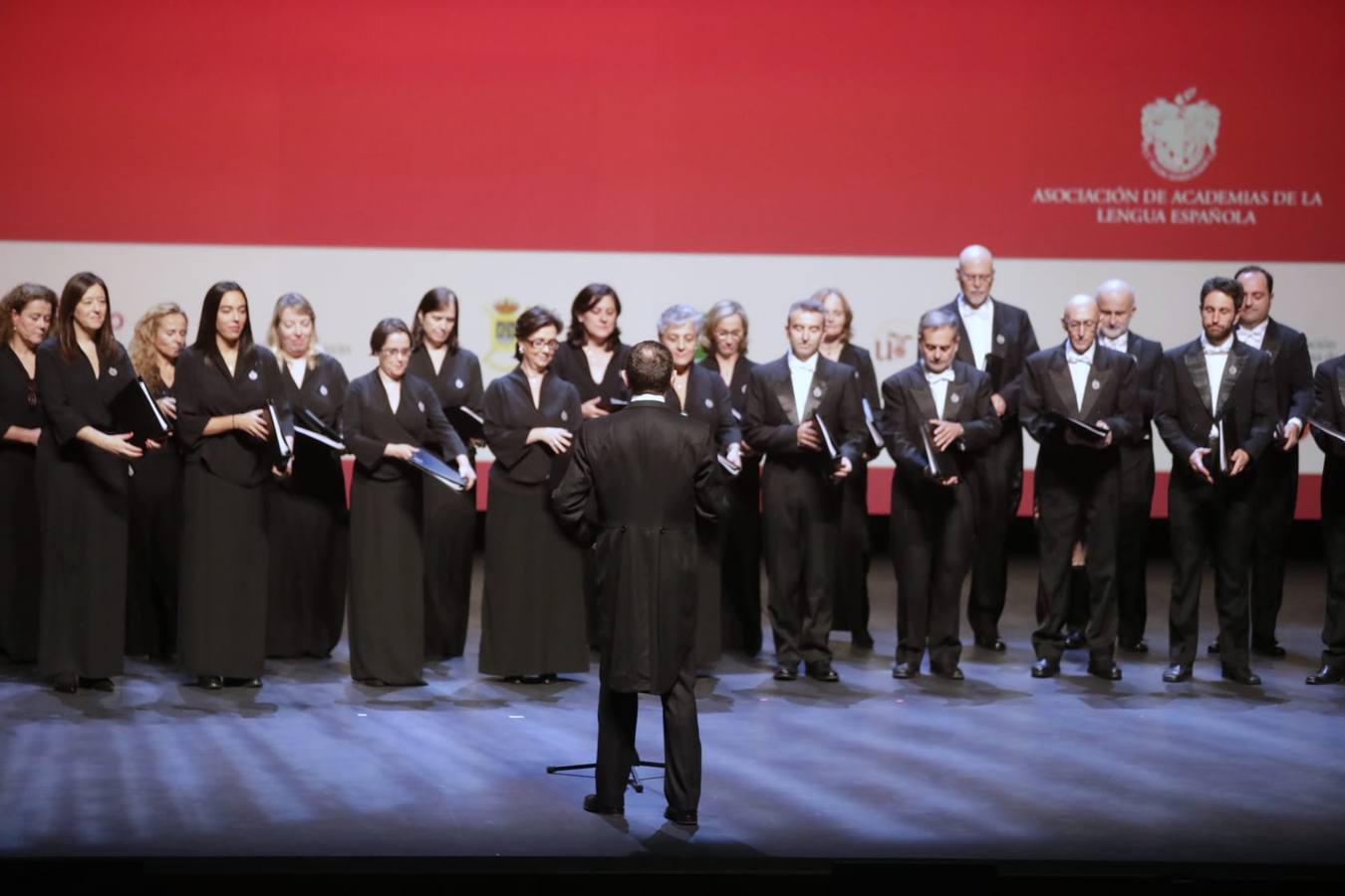 En imágenes, la llegada de los Reyes de España a Sevilla y al Congreso de las Academias