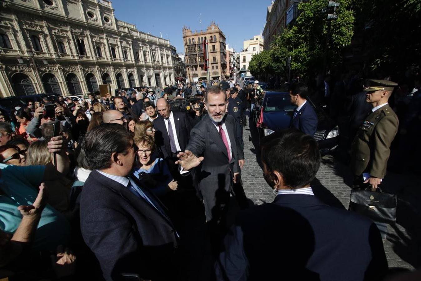 Los Reyes de España llegan a Sevilla para clausurar el Congreso de las Academias