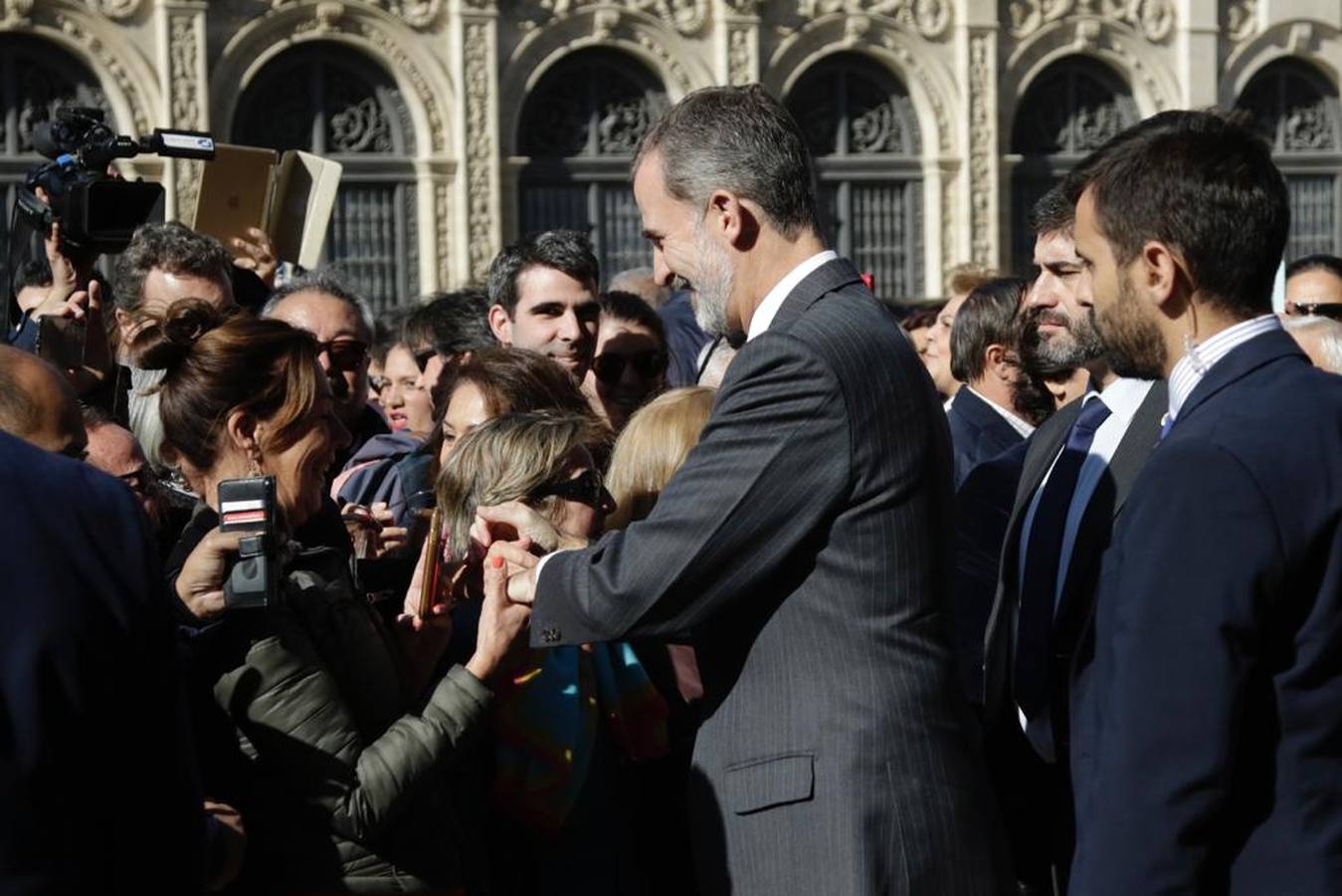 En imágenes, la llegada de los Reyes de España a Sevilla y al Congreso de las Academias