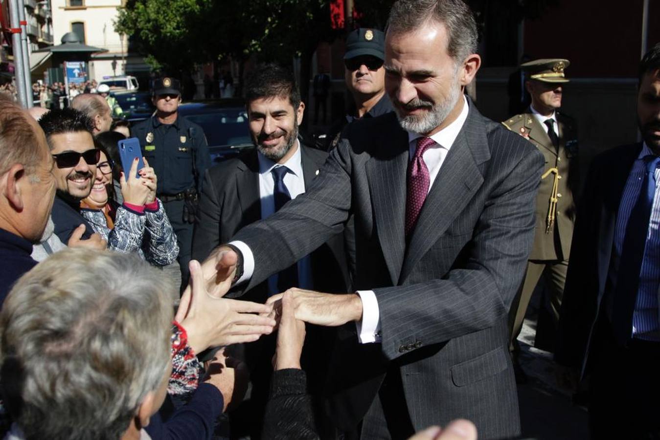 En imágenes, la llegada de los Reyes de España a Sevilla y al Congreso de las Academias