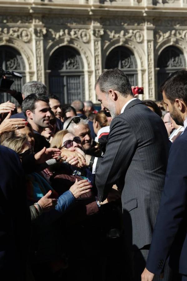 En imágenes, la llegada de los Reyes de España a Sevilla y al Congreso de las Academias