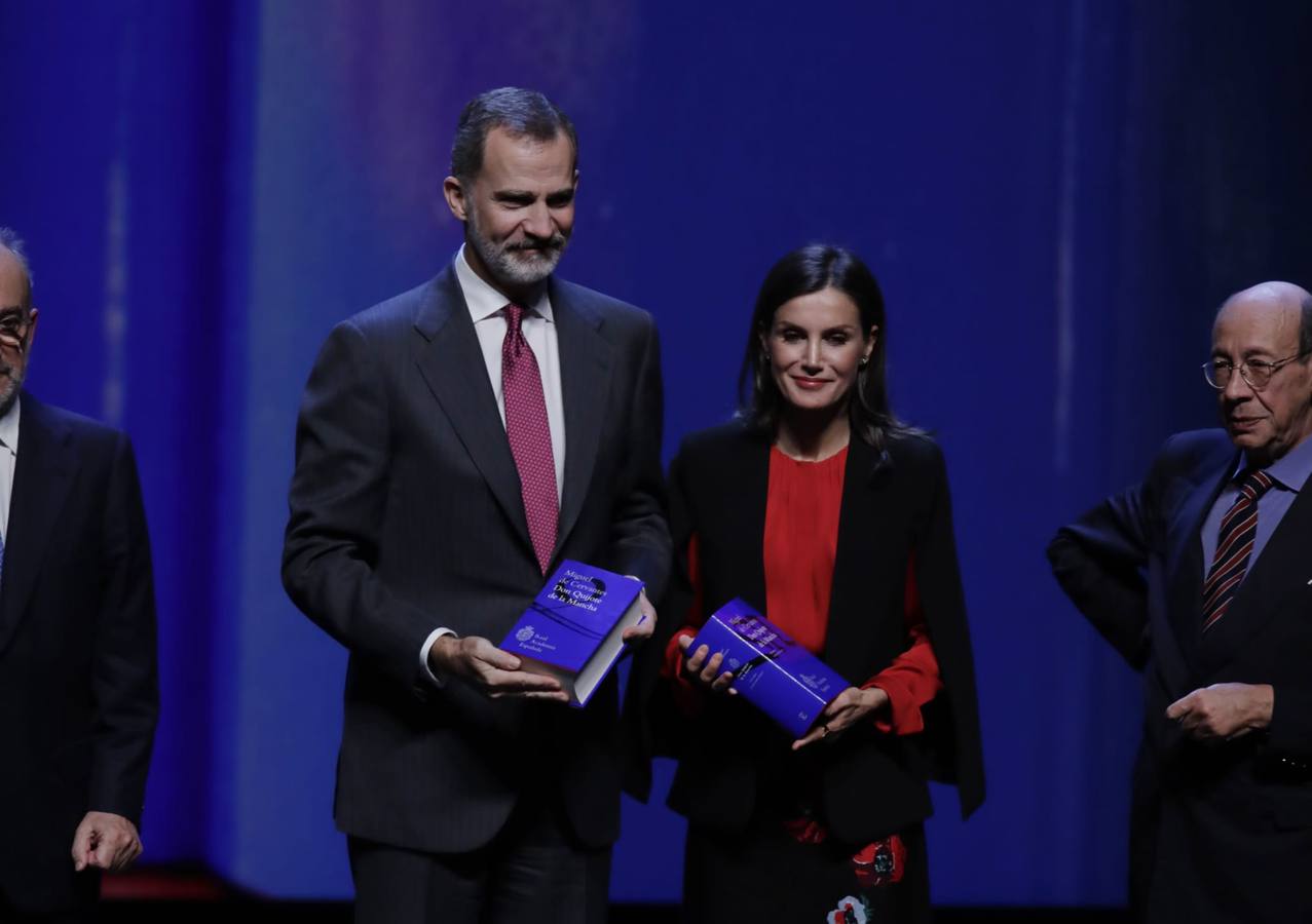 En imágenes, la llegada de los Reyes de España a Sevilla y al Congreso de las Academias