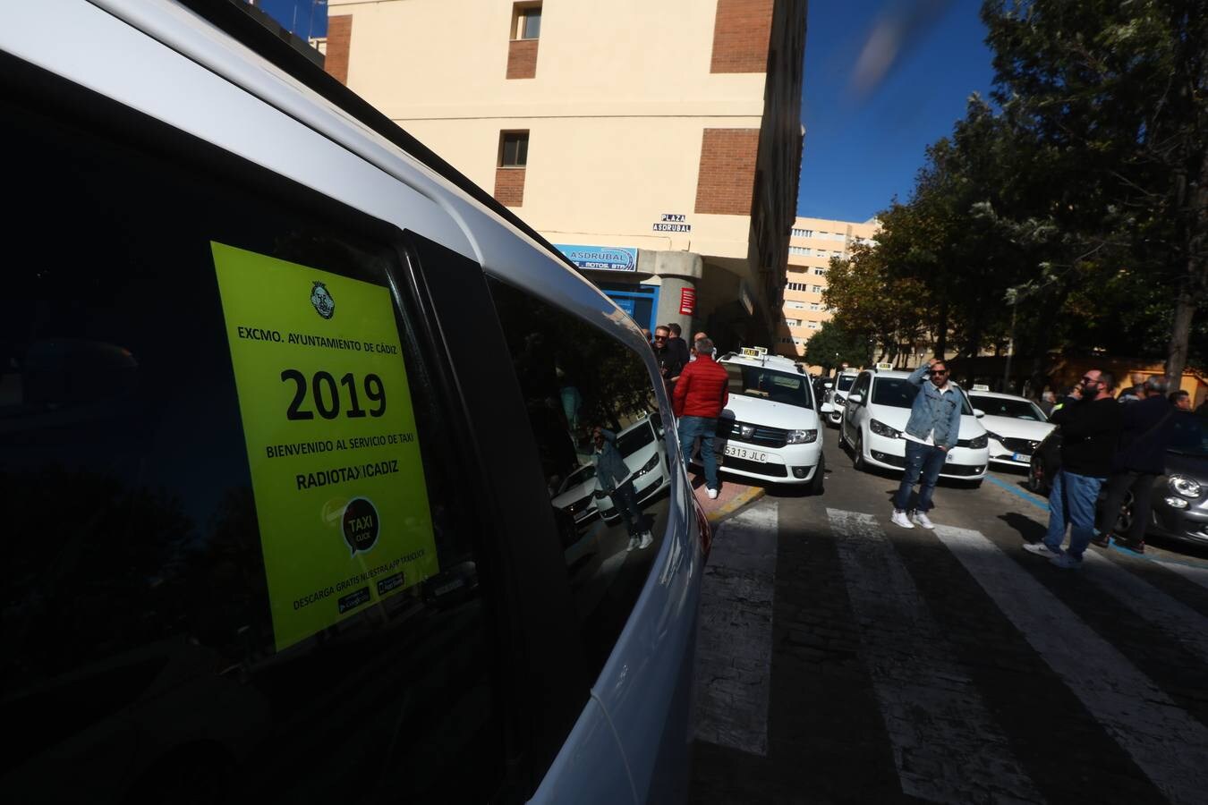 FOTOS: Concentración de taxistas en Cádiz por las VTC
