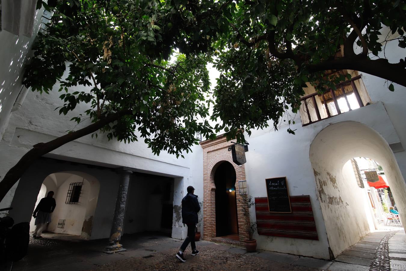 En imágenes, un paseo por la calleja de La Hoguera de Córdoba