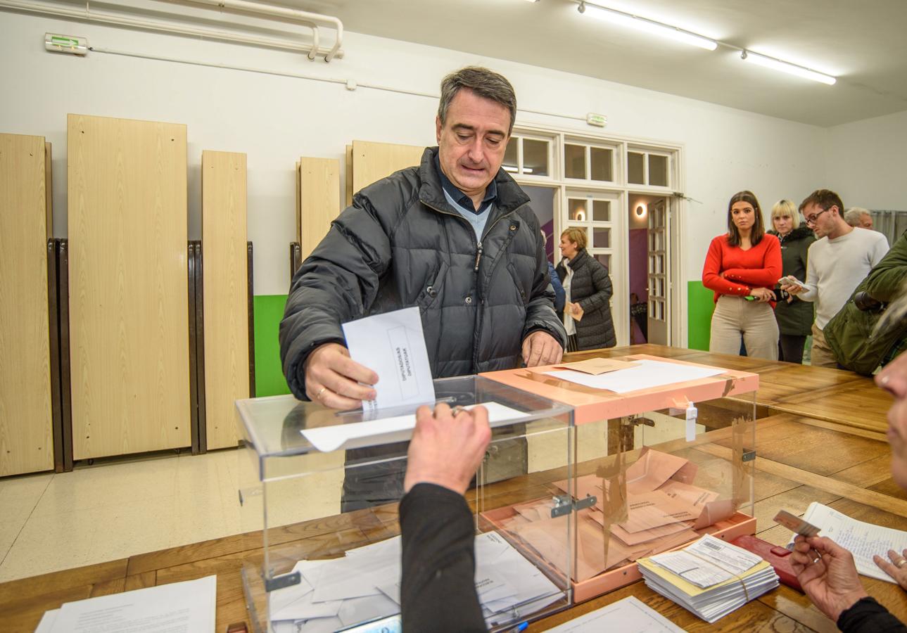 Aitor Esteban. El cabeza de lista del PNV al Congreso por Vizcaya vota este domingo en un colegio electoral de la localidad vizcaína de Zeberio