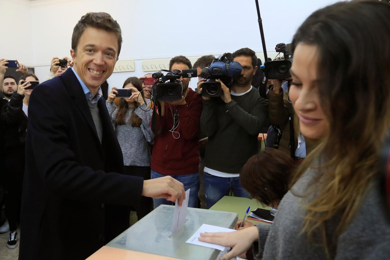 Más políticos por ahí. El candidato de Más País a la Presidencia del Gobierno, Íñigo Errejón, vota en el Colegio Santa Teresa de Jesús de Madrid para las elecciones