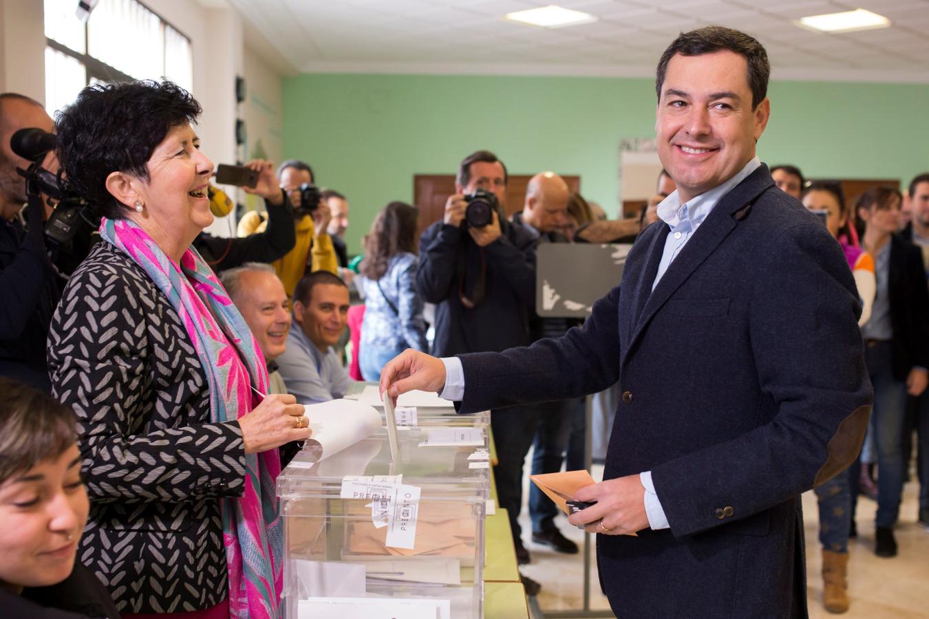 Los políticos se votan. El Presidente de la Junta de Andalucía, Juanma Moreno, ejerciendo su derecho al voto en el colegio Sagrado Corazón de la capital malagueña