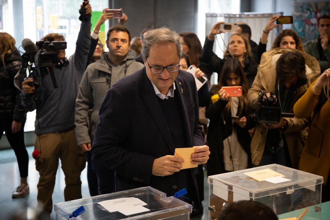 Cataluña conexión. El presidente de la Generalitat, Quim Torra, ejerce su derecho al voto