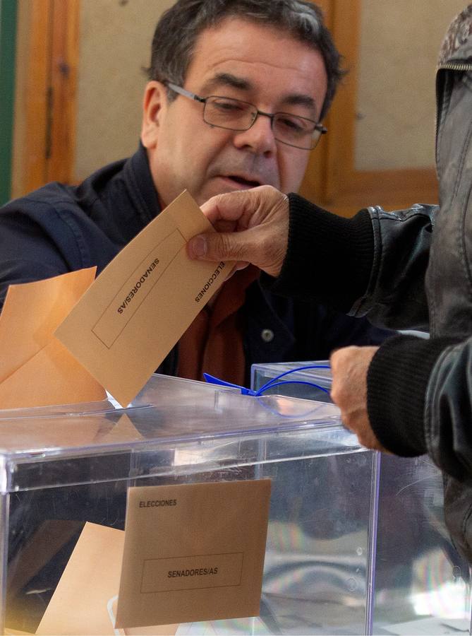 En imágenes: los sevillanos acuden a votar en las elecciones generales