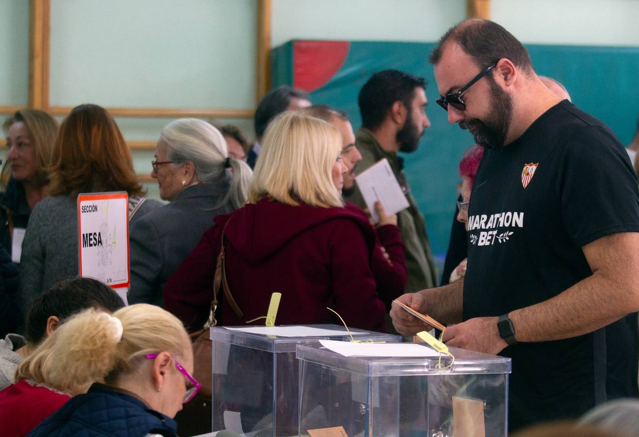 En imágenes: los sevillanos acuden a votar en las elecciones generales