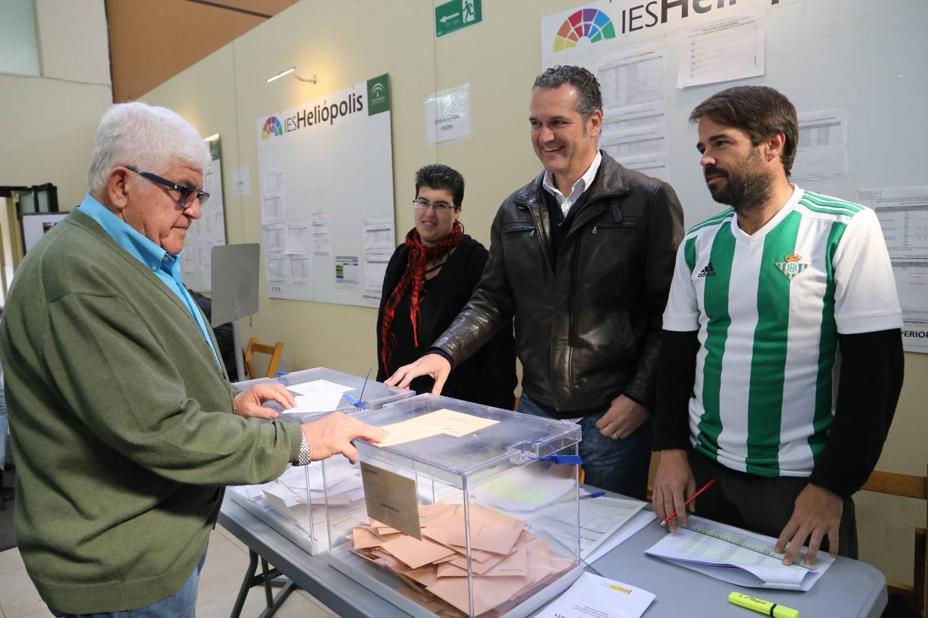 En imágenes: los sevillanos acuden a votar en las elecciones generales