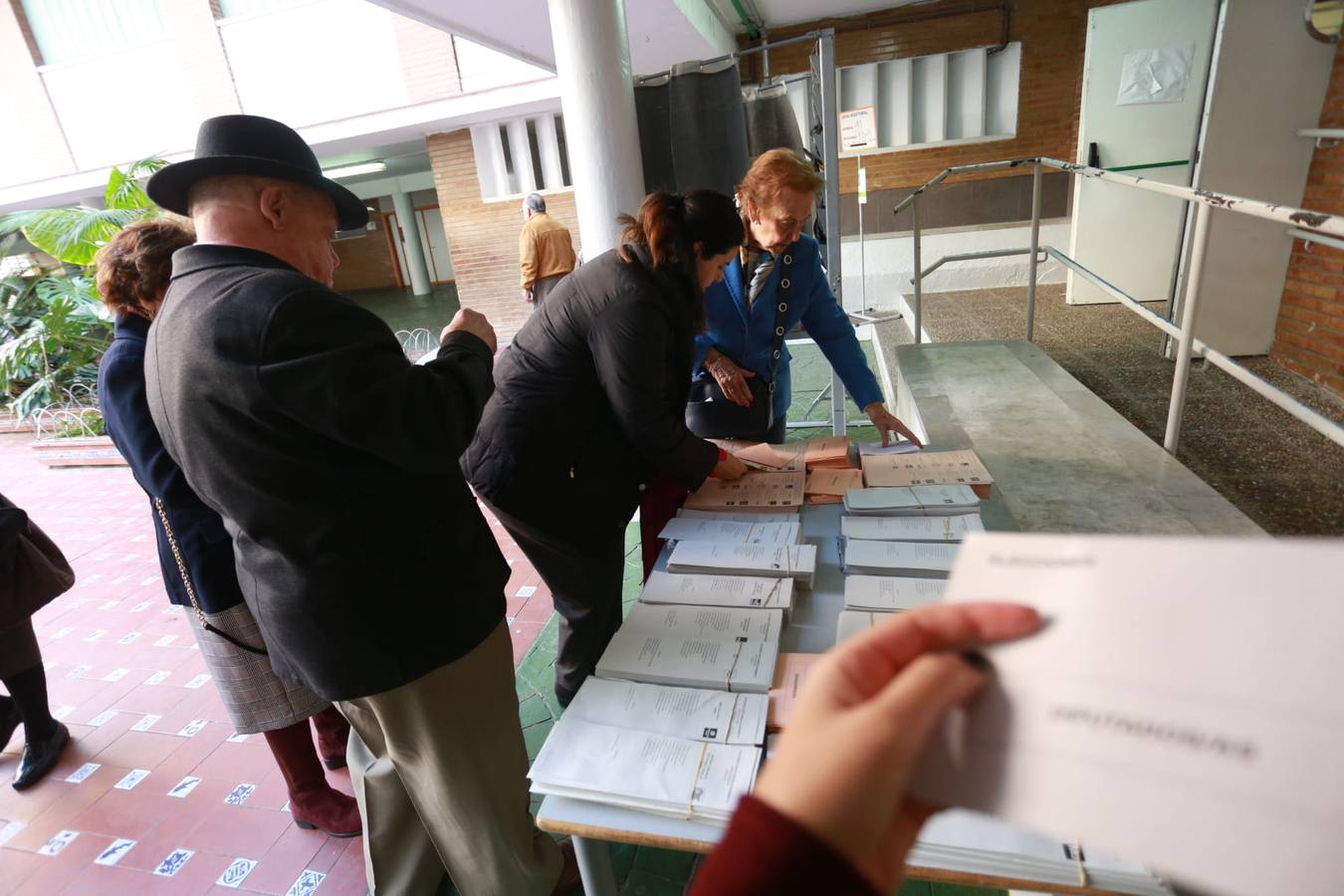 En imágenes: los sevillanos acuden a votar en las elecciones generales