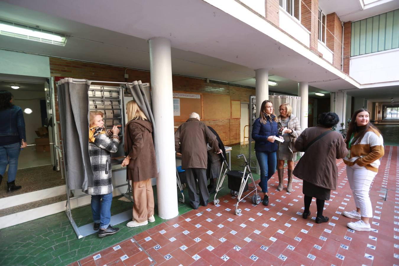 En imágenes: los sevillanos acuden a votar en las elecciones generales