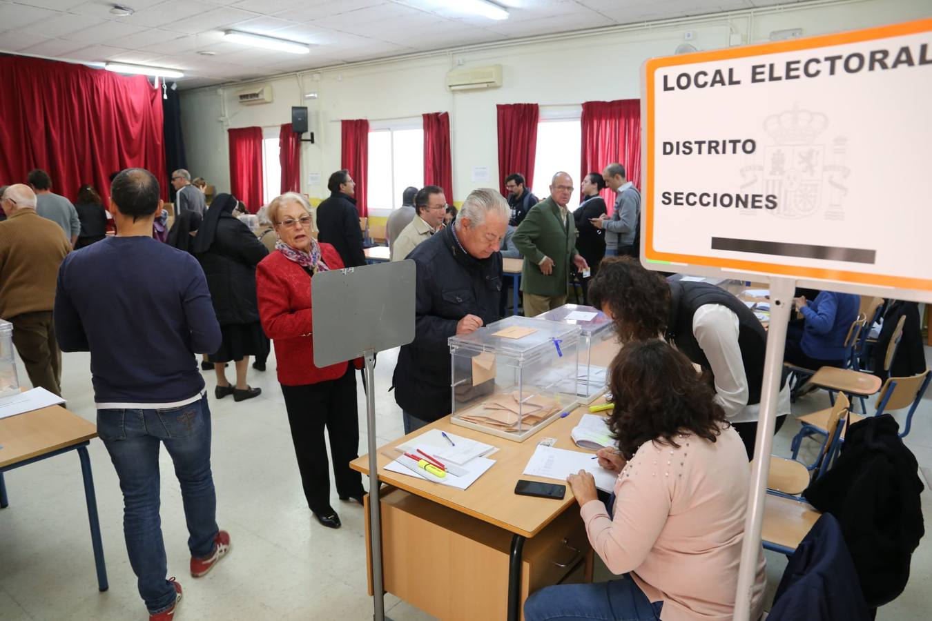 En imágenes: los sevillanos acuden a votar en las elecciones generales