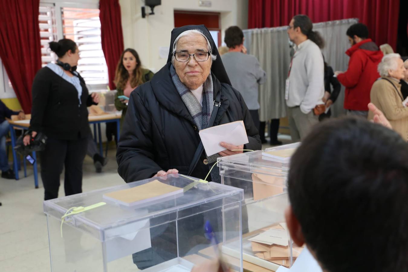 En imágenes: los sevillanos acuden a votar en las elecciones generales