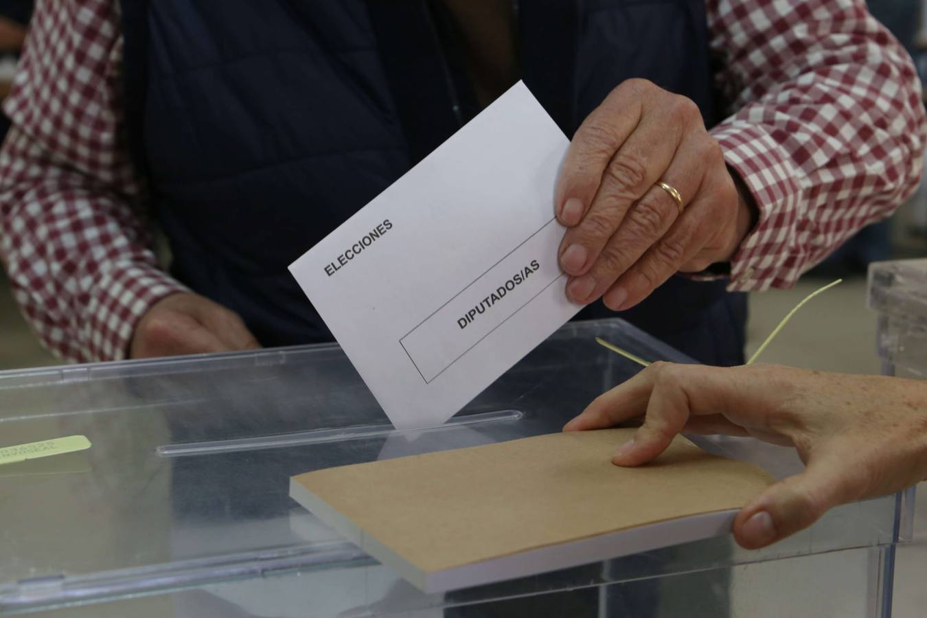 En imágenes: los sevillanos acuden a votar en las elecciones generales