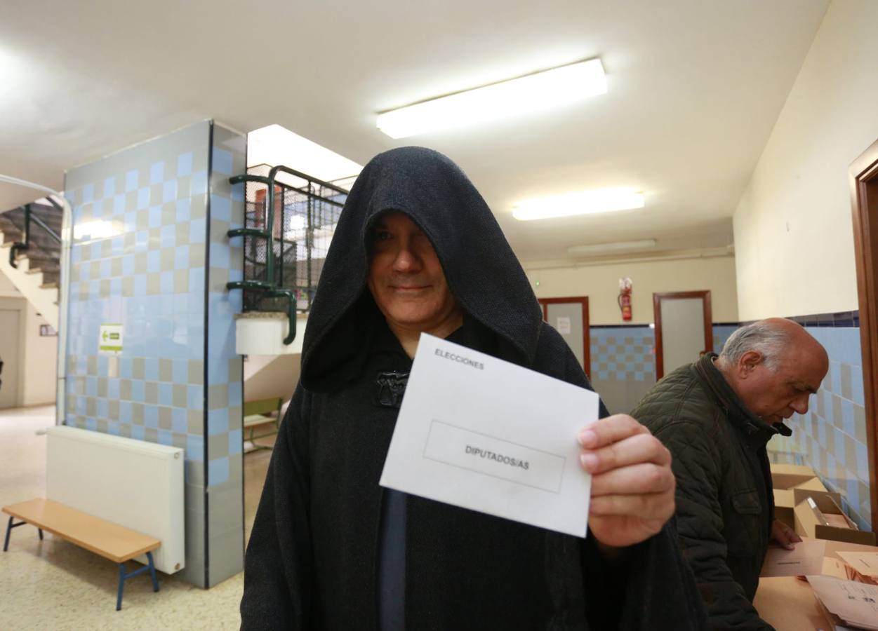 Fans de «Star Wars» votan disfrazados de personajes de la saga. Un grupo de fans han acudido hoy a votar en Sevilla disfrazados de los personajes de las películas creadas por George Lucas, lo que ha sorprendido a la gente que se encontraba en el colegio electoral