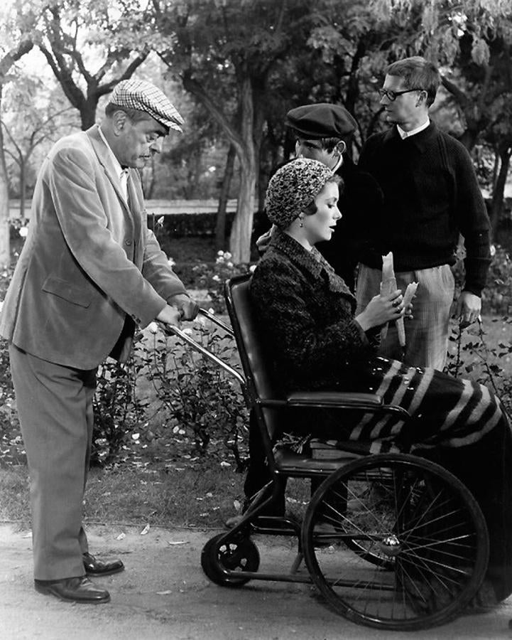 Luis Buñuel y Catherine Deneuve preparando la secuencia que discurre en el paseo del Tránsito. 