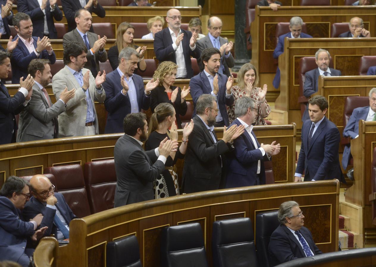 Albert Rivera recibe el aplauso de su grupo parlamentario tras finalizar su intervención en el debate de la moción de censura presentada por el PSOE contra el presidente del Gobierno, Mariano Rajoy, el 31 de mayo de 2018 en el Congreso de los Diputados.. 