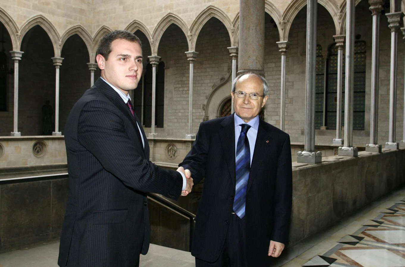 Albert Rivera y José Montilla posan en el Palau de la Generalitat minutos antes de una reunión, con la que el presidente catalán cerraba la ronda de contactos con los líderes de la oposición en 2007.. 