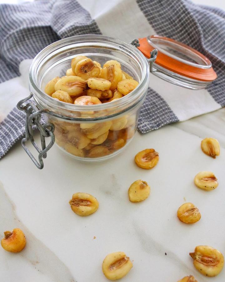 Kikos saludables (@eliescorihuela). Dejamos el <a href="https://abcblogs.abc.es/aula-nutricion/nutricion/aperitivo-saludable-como-preparar-kikos-caseros.html" target="_blank">maíz Mote</a> en remojo unas 8 horas y al día siguiente eliminamos el agua y los ponemos a cocer durante hora y media o dos. Pasado ese tiempo, los escurrimos y los ponemos en un bote con especias, sal, pimienta... Y después los ponemos en el horno a 150º. ¡Tenemos listos nuestros <a href="https://abcblogs.abc.es/aula-nutricion/nutricion/aperitivo-saludable-como-preparar-kikos-caseros.html" target="_blank">kikos saludables</a>!