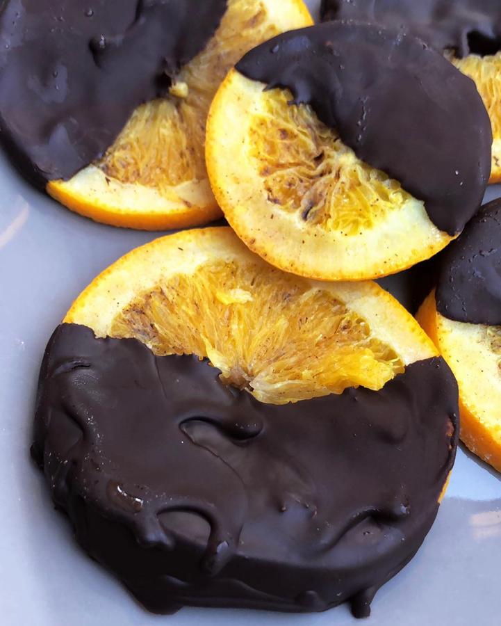 Naranja con choco (@blancanutri). ¡Qué receta más rica! Solo tendrás que hervir una naranja cortada, añadirle canela, dejarla hervir de nuevo y añadirle chocolate fundido, para después dejar que se endurezca en el congelador. ¡Te va a encantar!